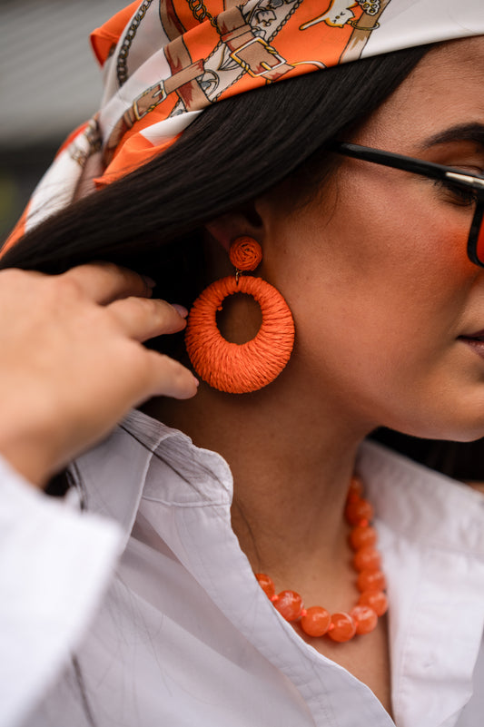 Oranje raffia oorbellen