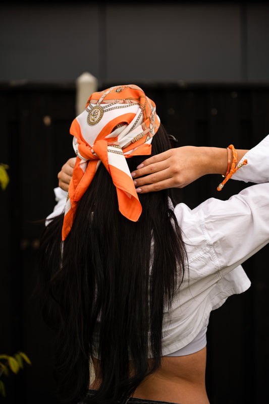 Oranje satijn sjaaltje